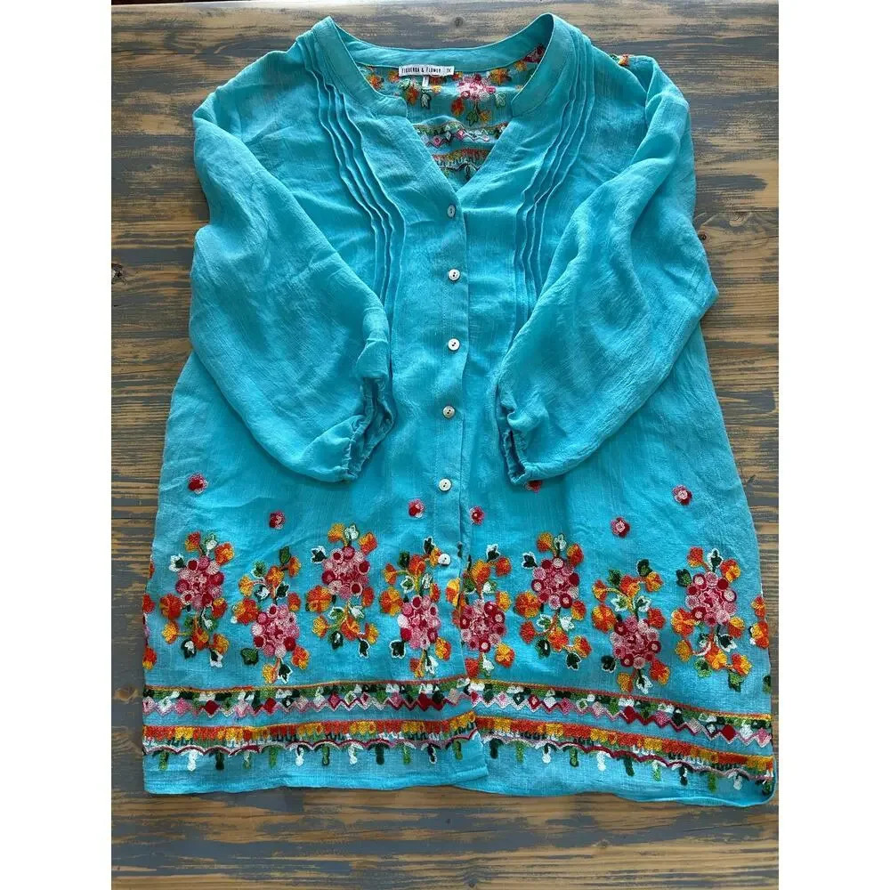 Figueroa & Flower 1X Light Blue Floral Embroidery Button Down Tunic